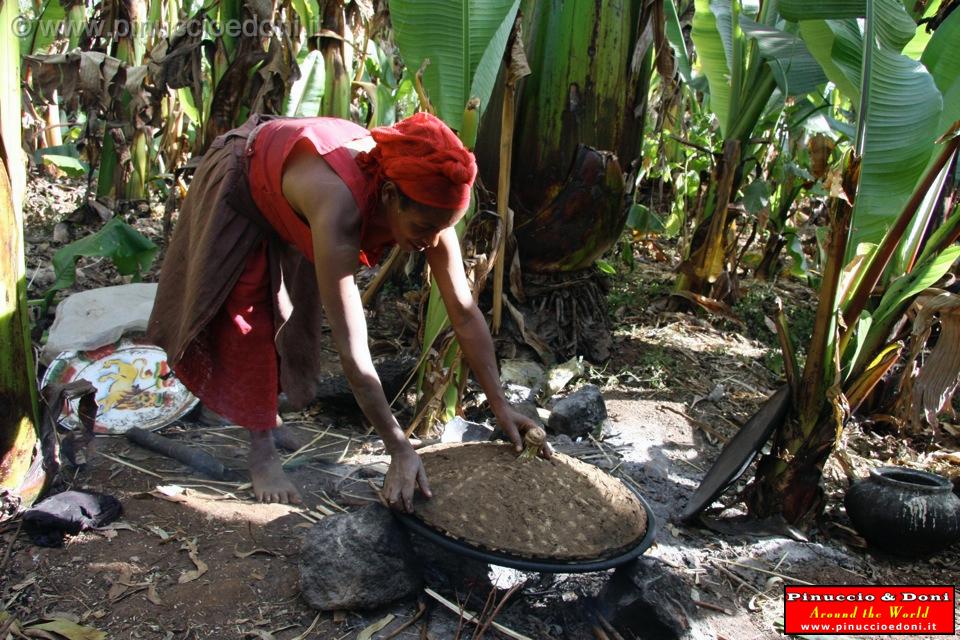 Ethiopia - Preparazione del kotcho pane tradizionale - 04.jpg